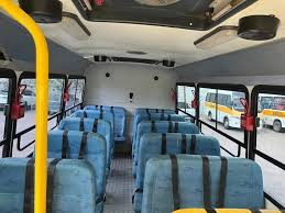 Interior de ônibus escolar, referência ao transporte de estudantes