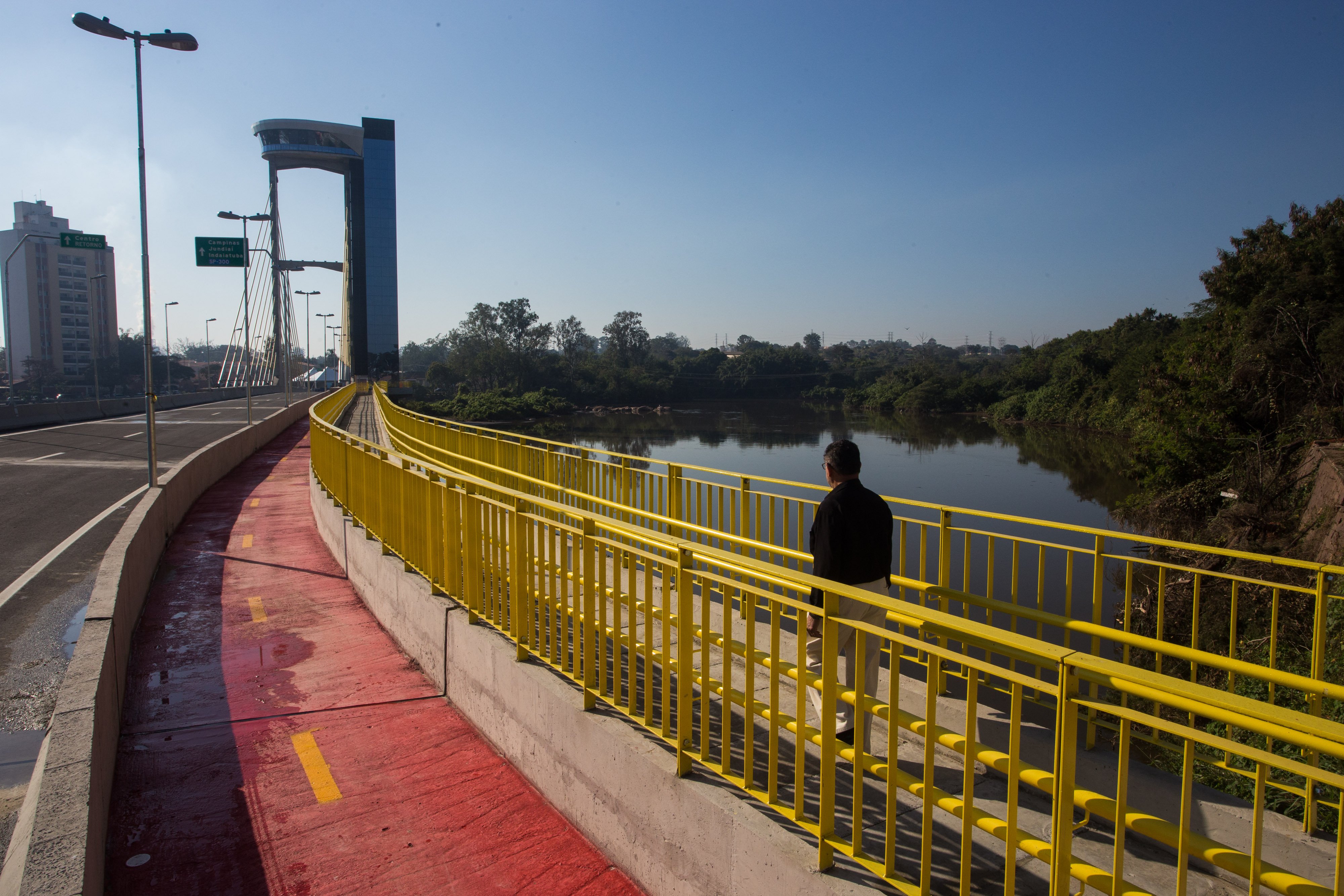 Vista do Rio Tietê em Salto SP, com ponte e áreas verdes ao redor