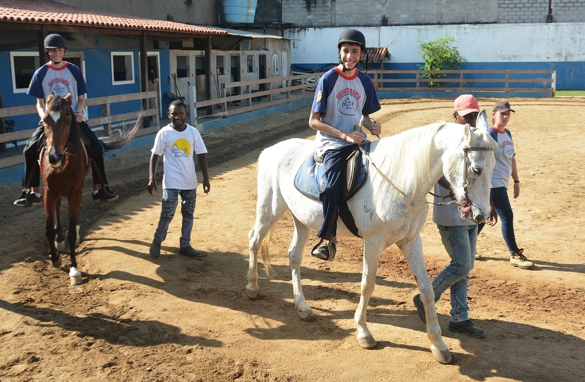 Atividade de equoterapia com equipe de apoio