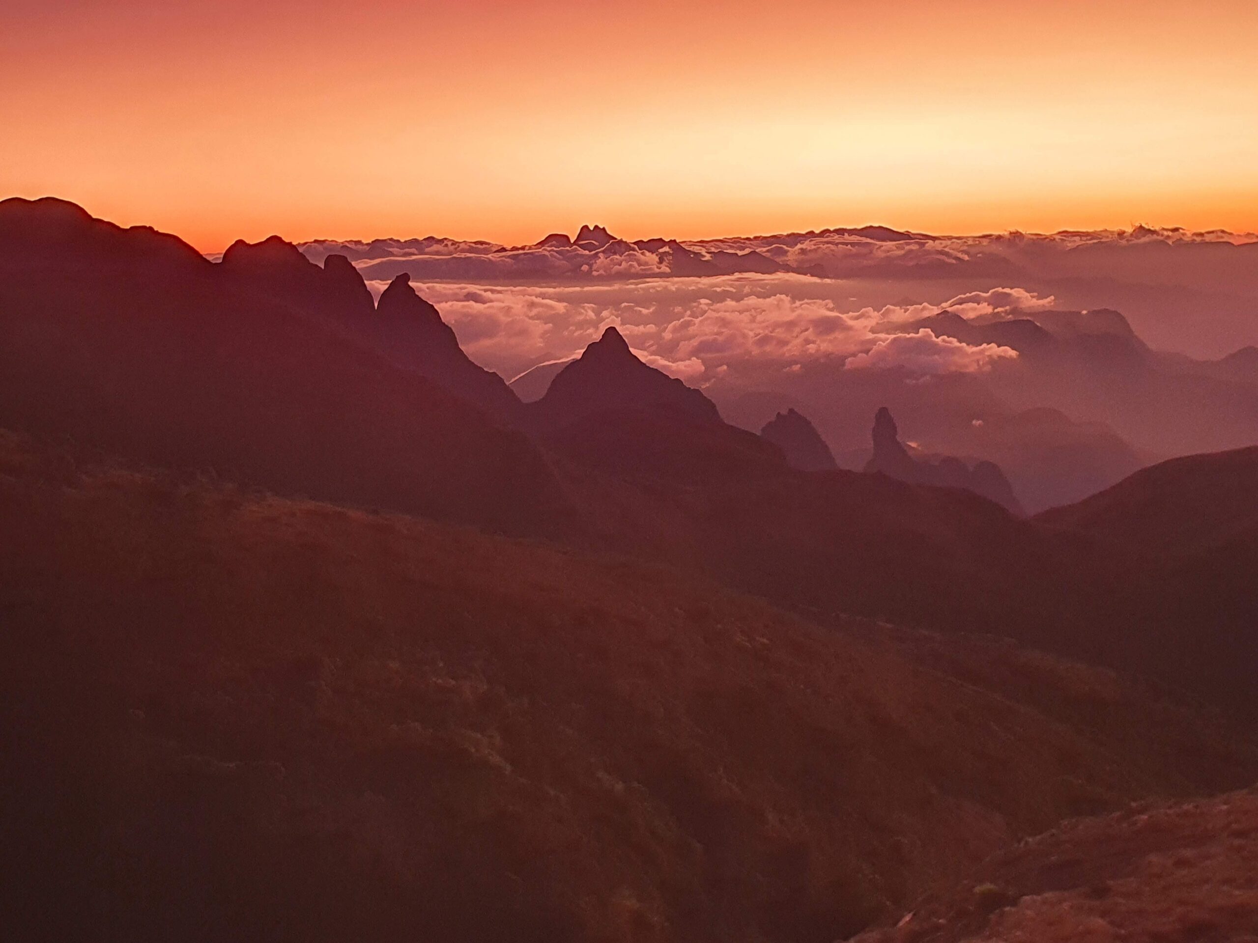 Serra da Bocaina ao amanhecer, com neblina baixa
