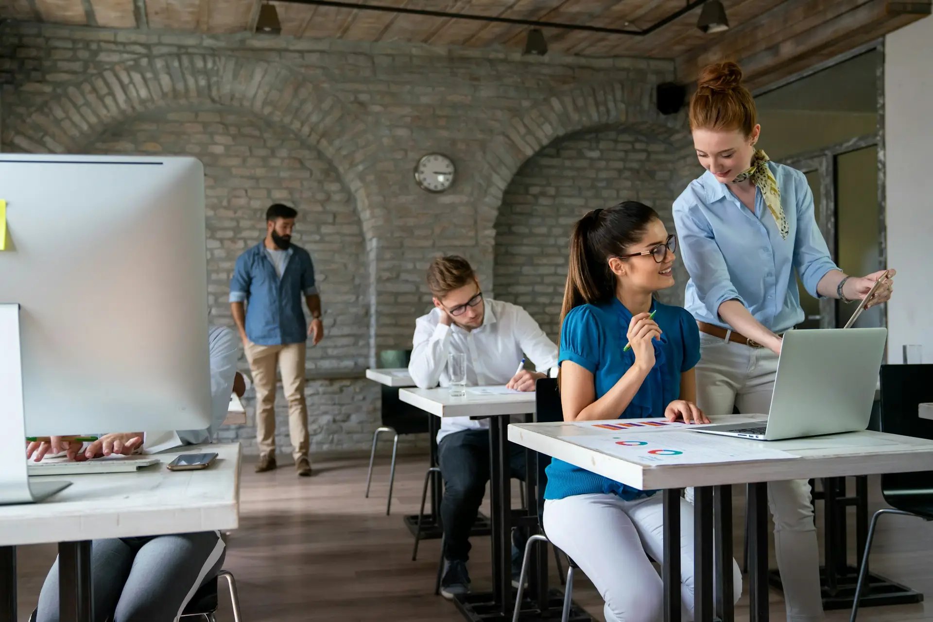 Turma de qualificação profissional com adultos em laboratório de informática