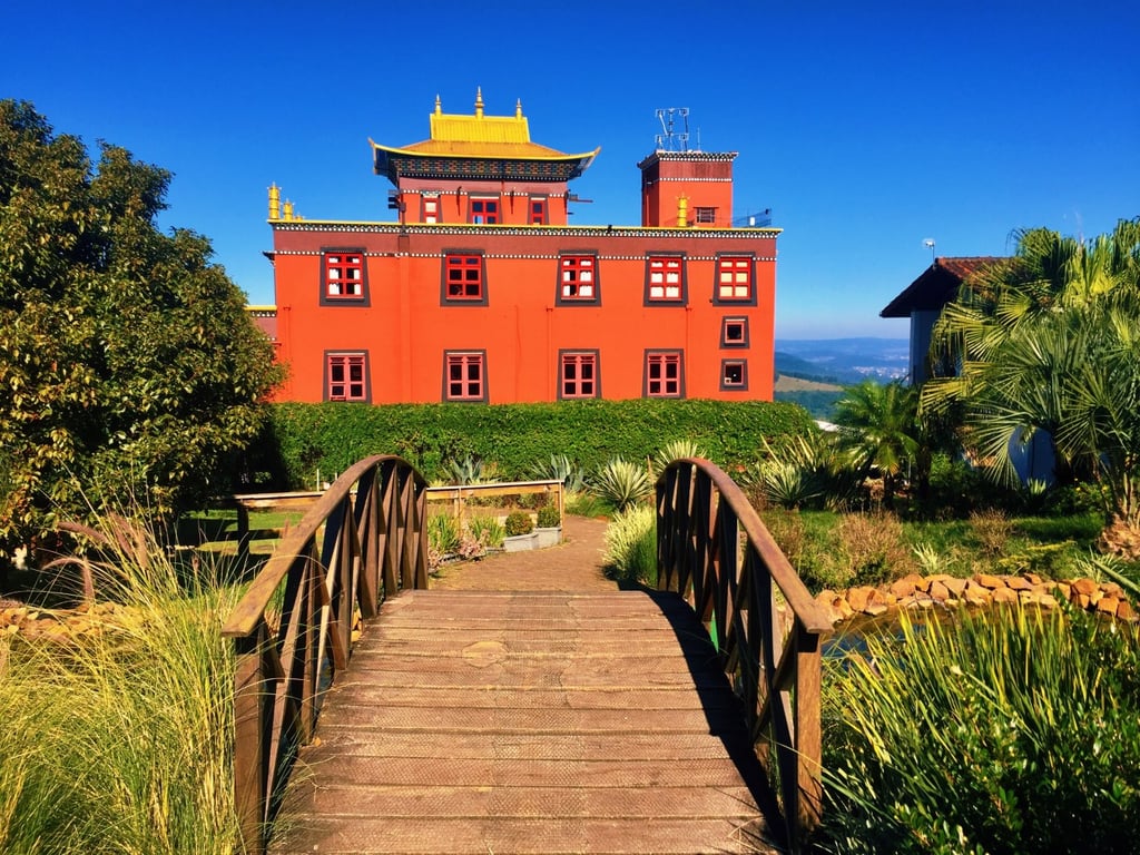 Templo budista Khadro Ling em Três Coroas RS, com paisagem e céu aberto