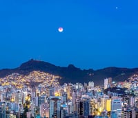 Panorâmica de Belo Horizonte com a Serra do Curral ao fundo