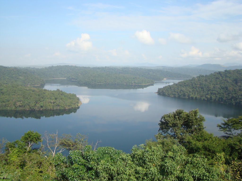 Paisagem natural de Florestal MG, com lago e áreas verdes, reforçando a vocação ambiental da região