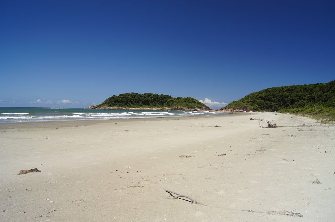 Vista aérea da Praia de Peruíbe e skyline da cidade