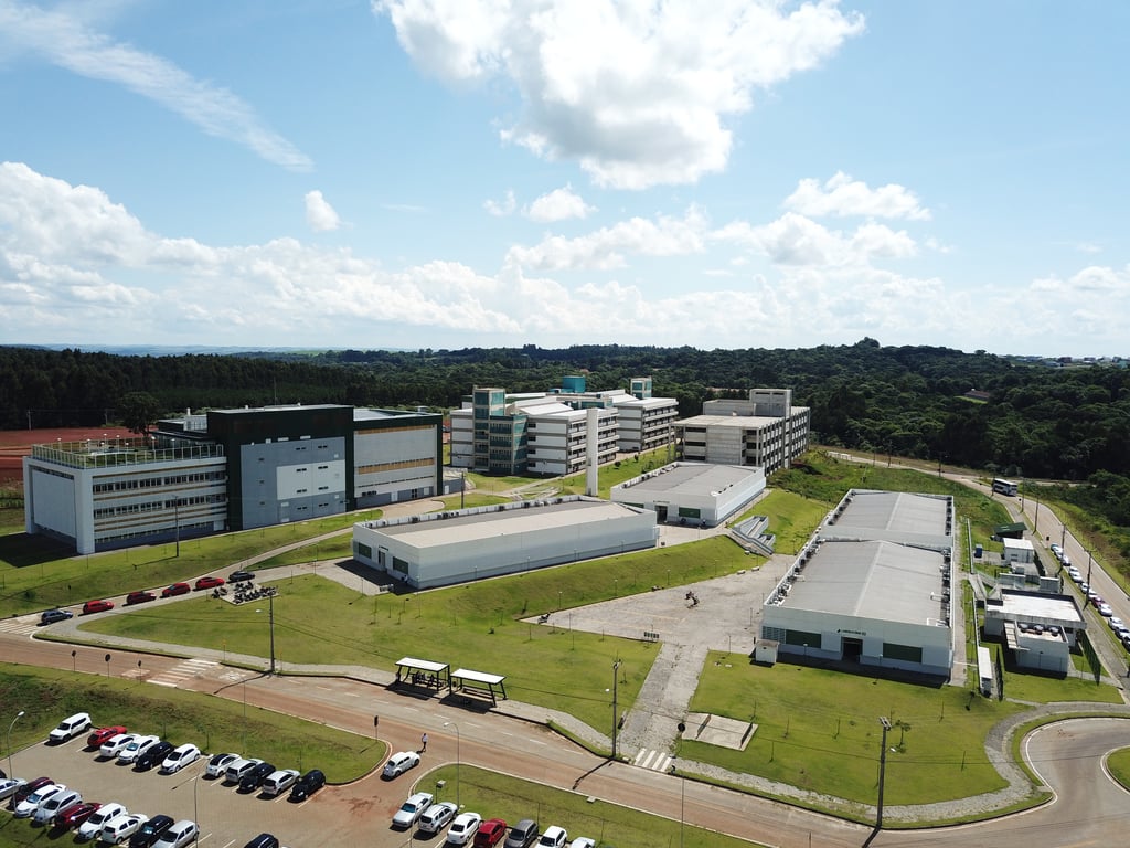 Vista aérea do campus da Universidade Federal da Fronteira Sul em Chapecó, com prédios e áreas verdes