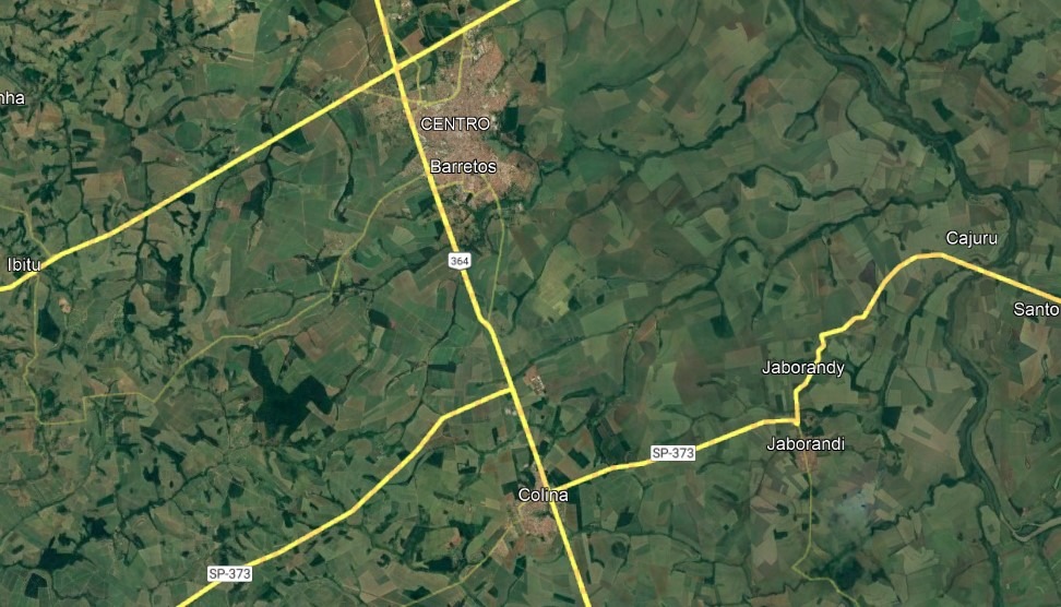 Estrada rural com campos de cana-de-açúcar na região de Votuporanga, no Noroeste Paulista, ao pôr do sol