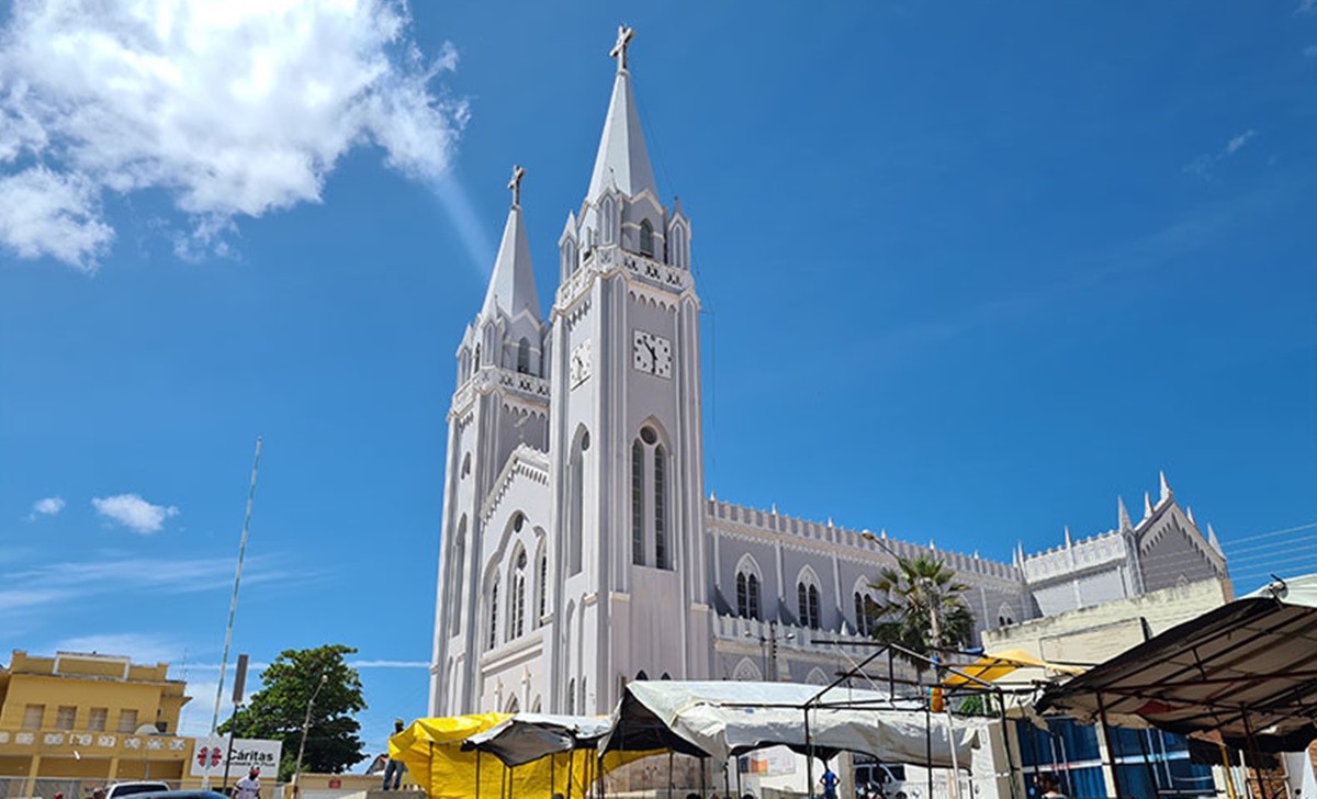 Vista urbana no interior do Maranhão, em ambiente de praça/igreja matriz, em composição horizontal