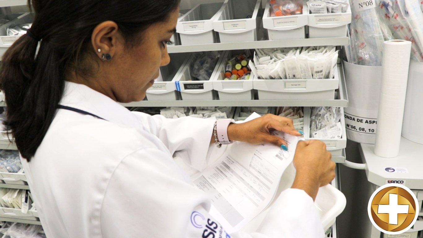 Farmacêutico em ambiente hospitalar, revisando prescrições e checando estoques