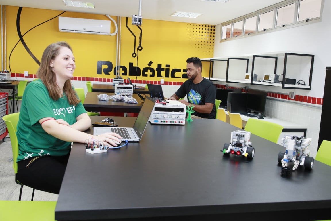 Ambiente de laboratório técnico educacional, com equipamentos e computadores