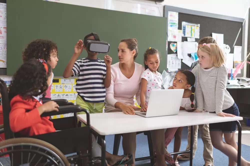 Sala de aula inclusiva com recursos de tecnologia assistiva