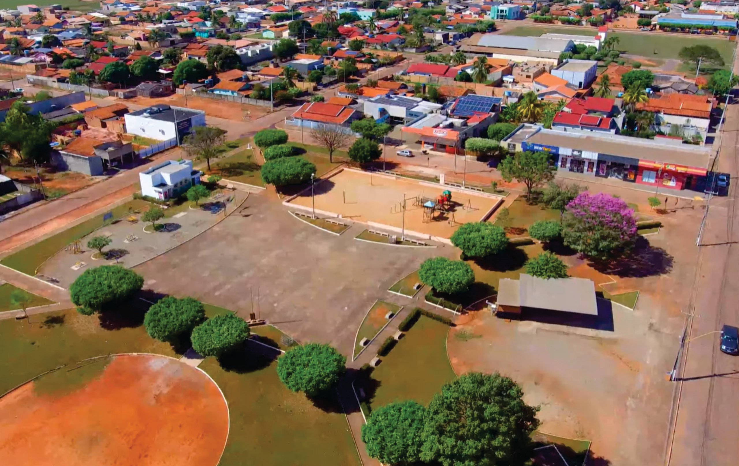 Vista aérea de Conquista D’Oeste, com áreas urbanas e rurais ao fundo