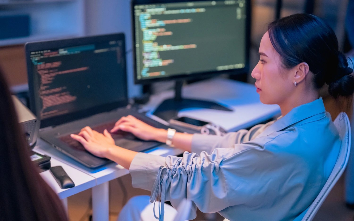 Profissional de contabilidade trabalhando com documentos financeiros e planilhas em mesa de escritório