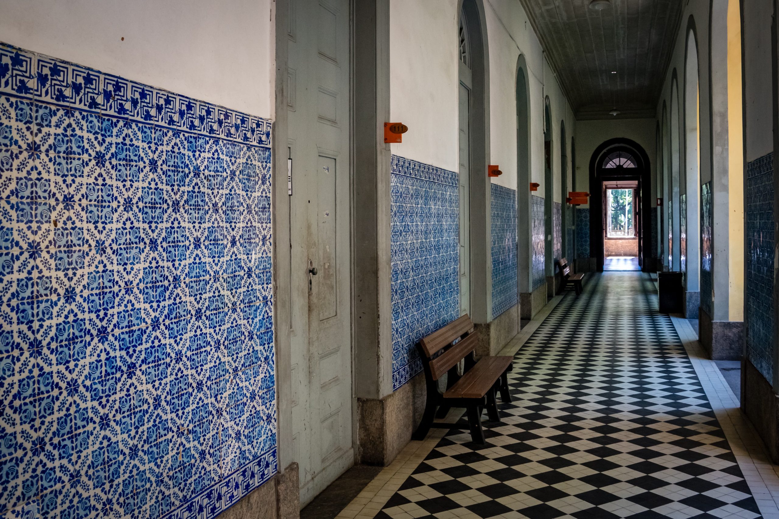 Corredor de prédio acadêmico em universidade federal brasileira
