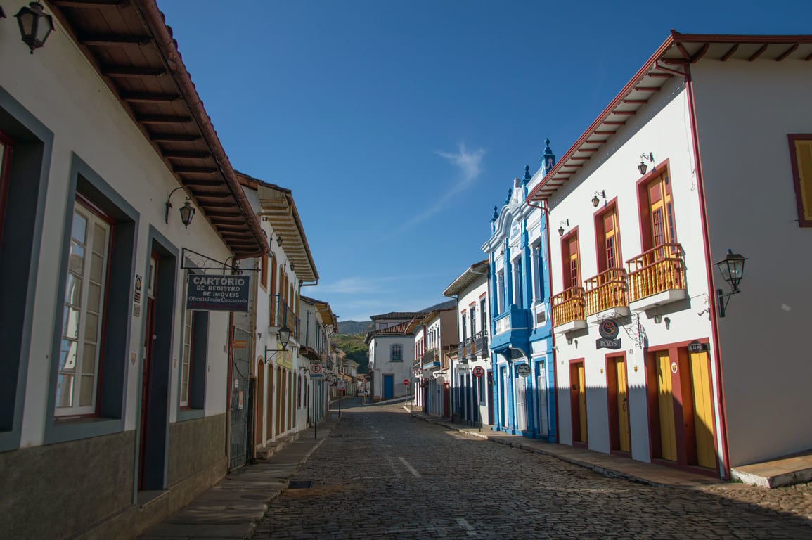Centro histórico de Sabará, com casas coloniais coloridas em rua tranquila