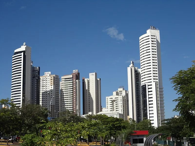 Vista urbana de cidade goiana ao entardecer