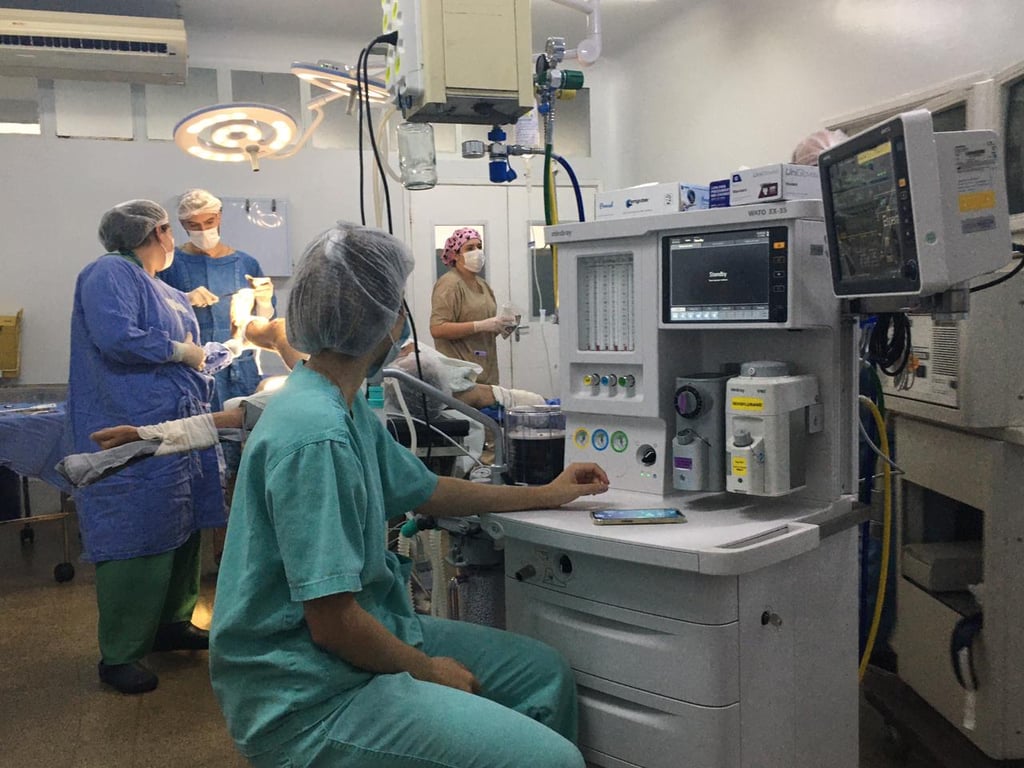 Centro cirúrgico com anestesiologista em ação