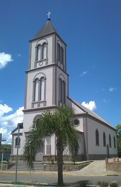 Centro de Dom Feliciano (RS) com igreja e praça em dia ensolarado