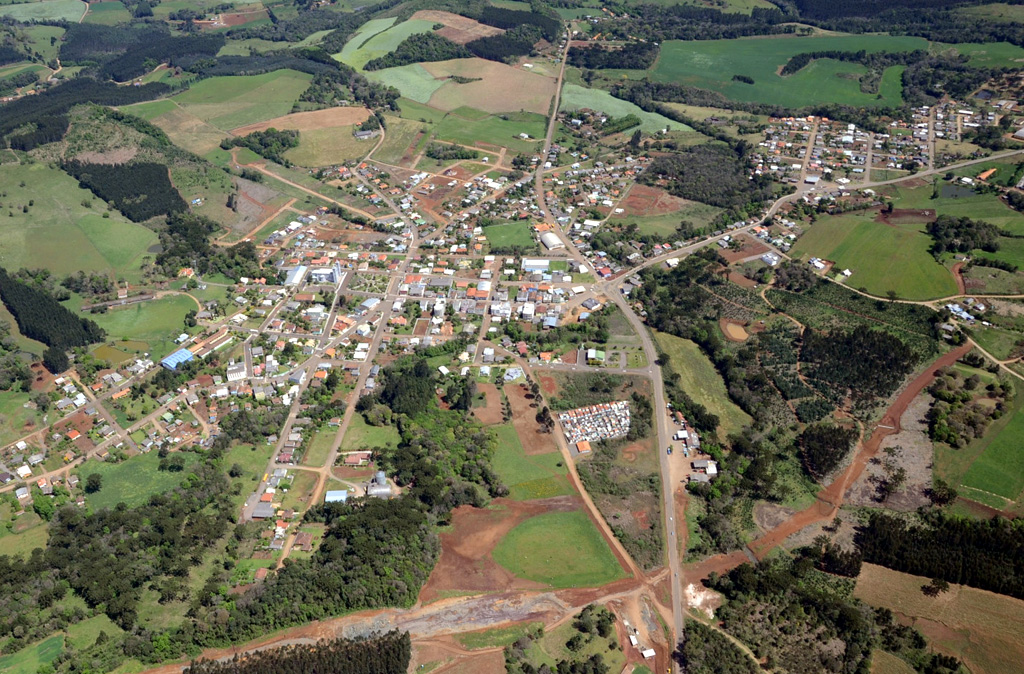 Vista aérea no Oeste catarinense, com núcleo urbano e áreas rurais ao pôr do sol