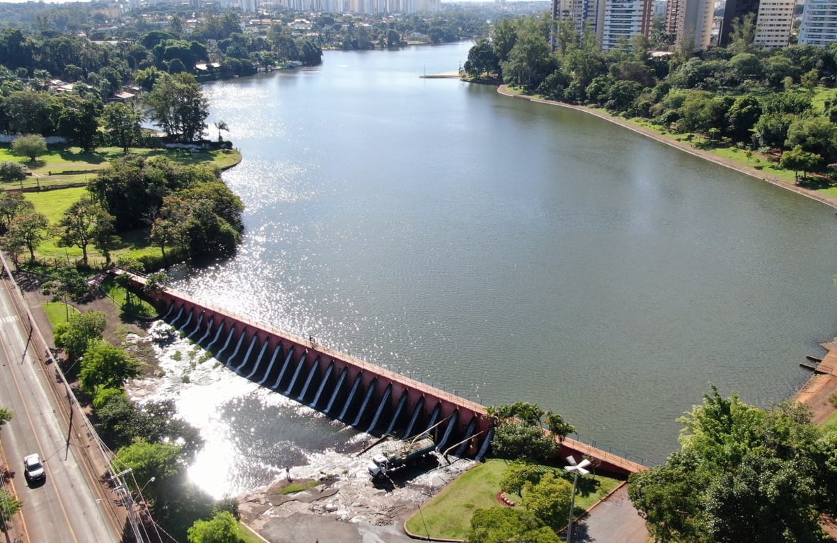 Paisagem urbana de Londrina com o Lago Igapó ao fundo