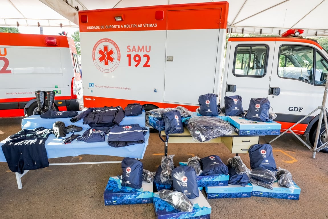 Equipe e equipamentos do SAMU em ambiente operacional