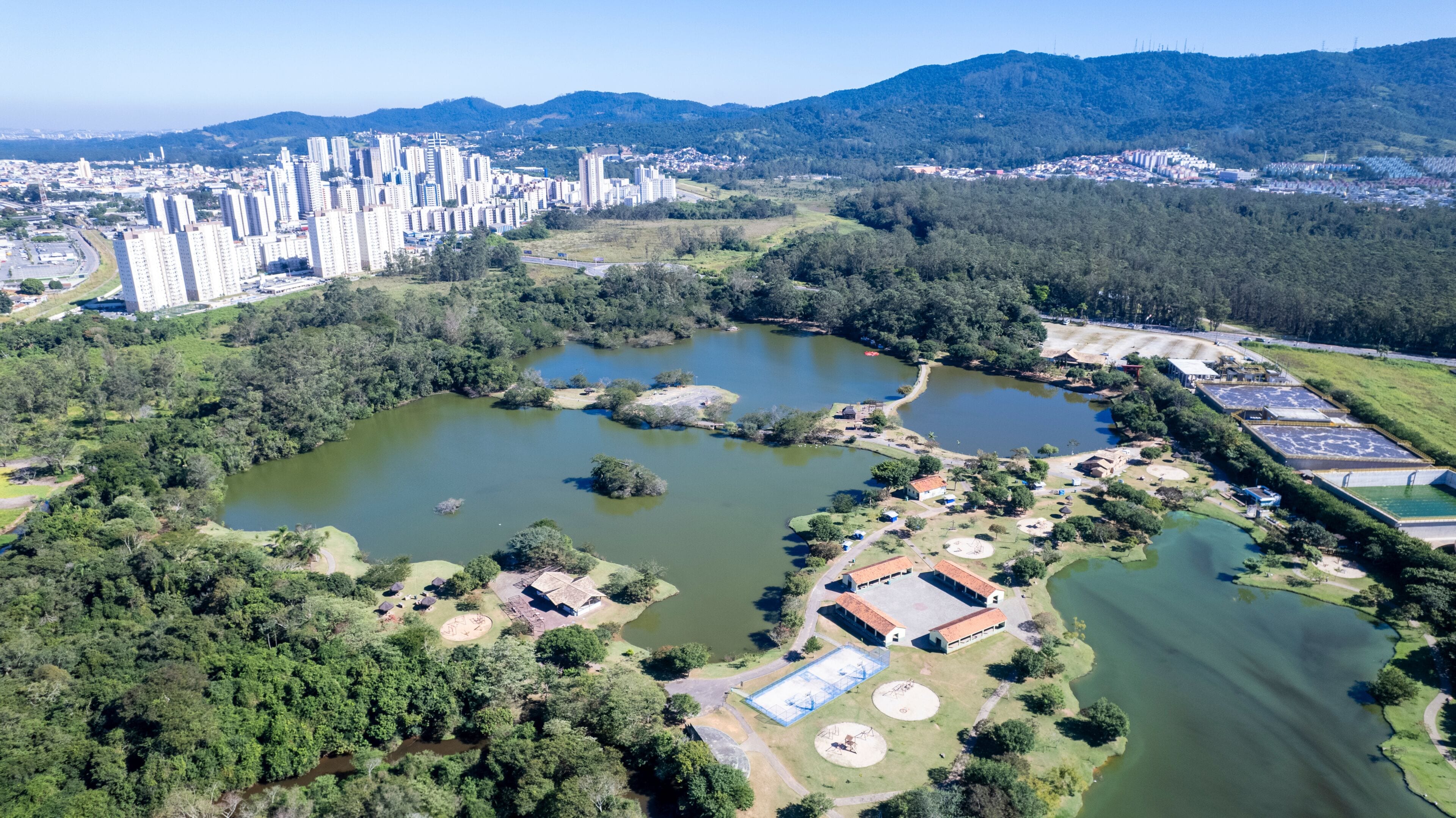 Vista aérea de Rio Claro SP com áreas verdes e lago, além de prédios ao fundo