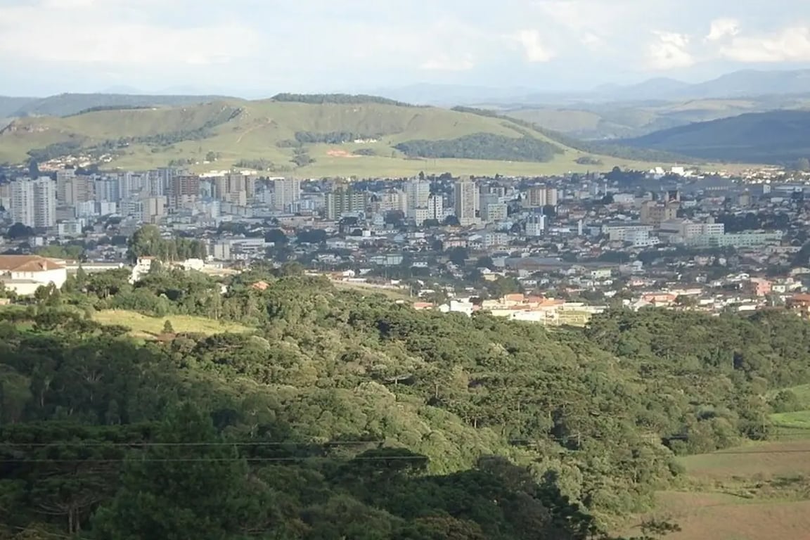 Vista panorâmica de Lages SC e a Serra Catarinense ao entardecer