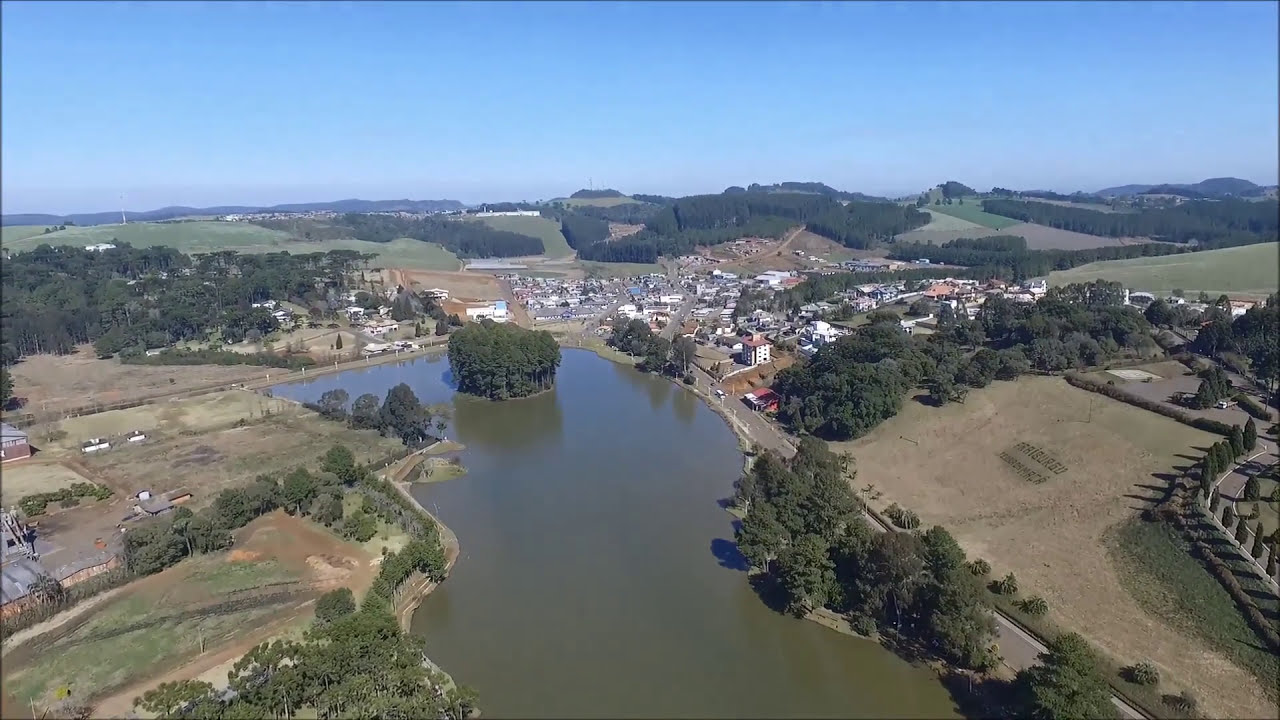 Paisagem rural com pomares e lago
