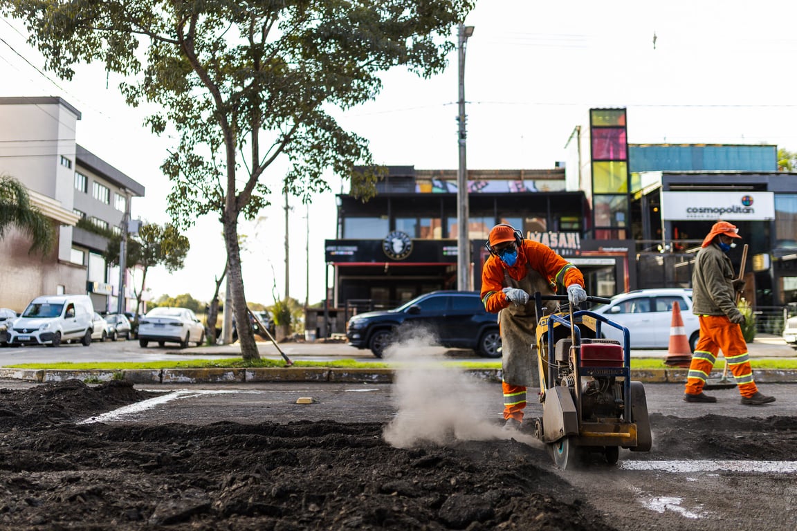 Equipe de manutenção urbana em atividade