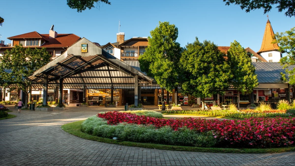 Vista urbana e jardins de Nova Petrópolis, com arquitetura germânica típica da Serra Gaúcha