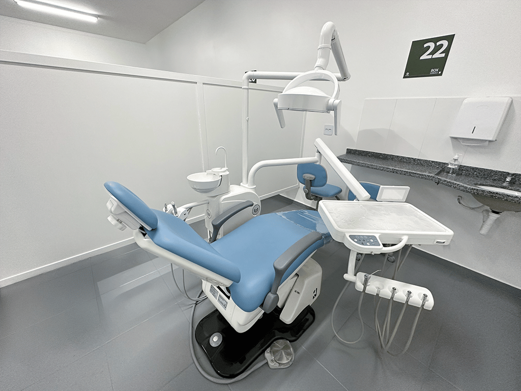 Ambiente clínico de Odontologia com cadeira odontológica moderna