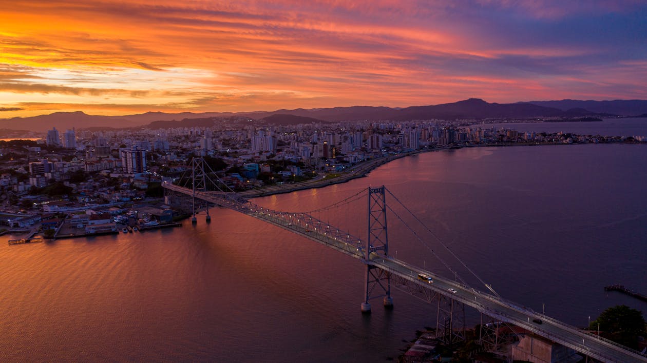 Ponte Hercílio Luz ao entardecer em Florianópolis