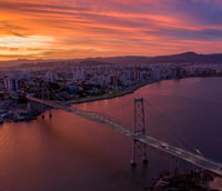 Ponte Hercílio Luz ao entardecer em Florianópolis