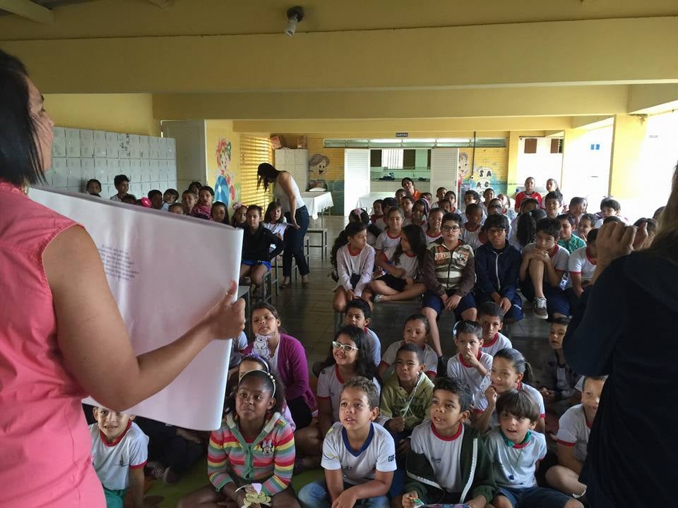 Sala de aula da rede pública brasileira, contexto rural no Centro-Oeste