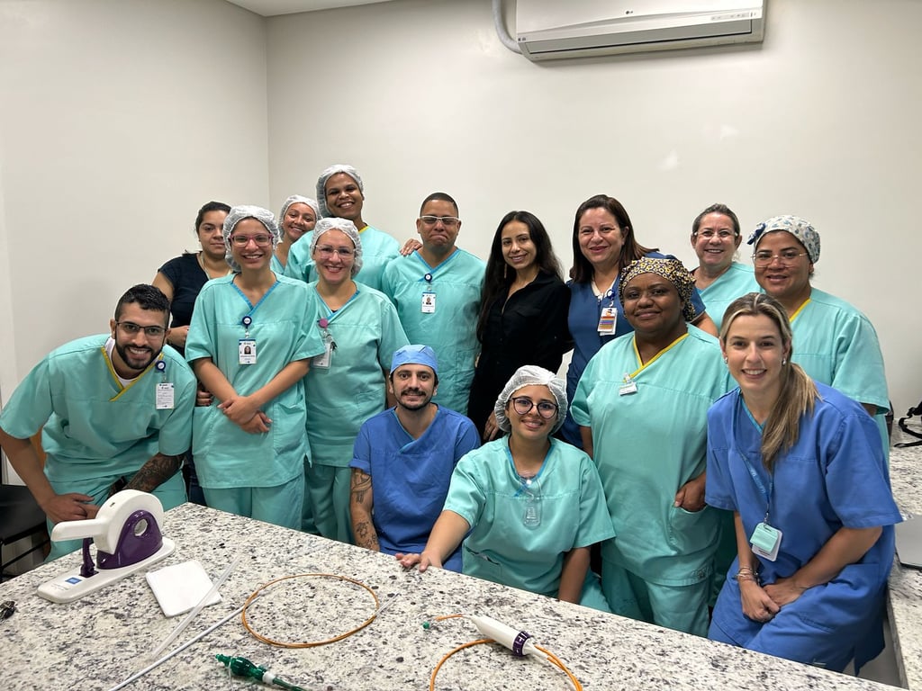 Equipe médica em corredor de hospital, com jalecos e crachás