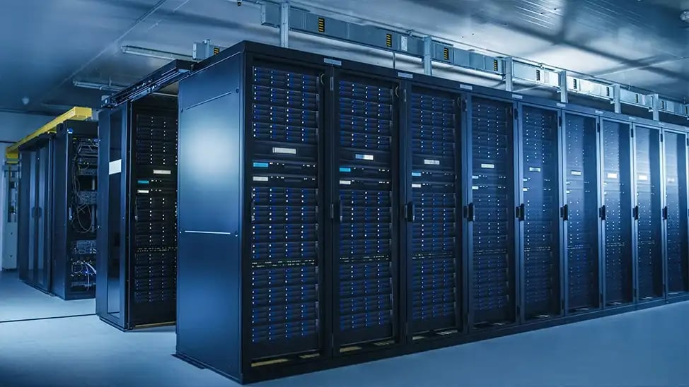 Corredor de datacenter moderno, com racks iluminados em azul