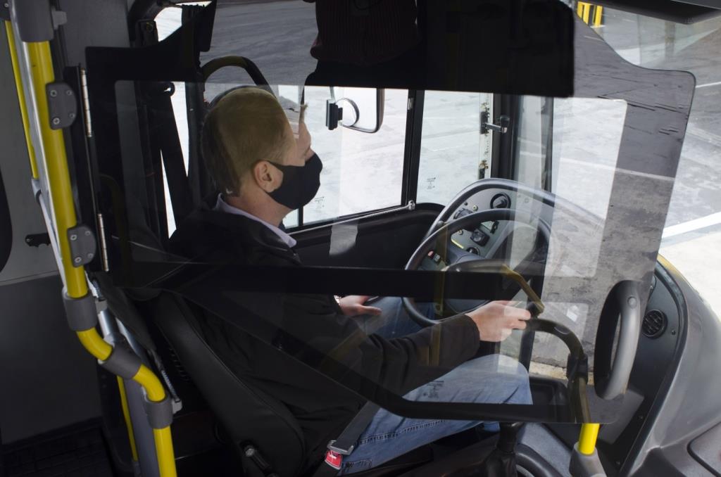 Motorista profissional ao volante de ônibus