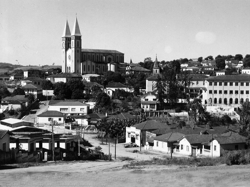 Vista aérea de Guaxupé MG com a Catedral de Nossa Senhora das Dores e a área urbana central ao fundo