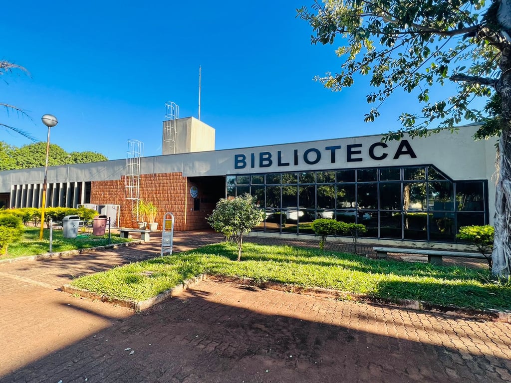 Fachada de prédio em campus universitário, com arquitetura moderna e paisagismo externo