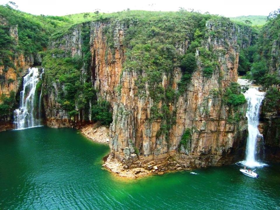 Lago de Furnas com cânions e águas verdes, composição horizontal ampla