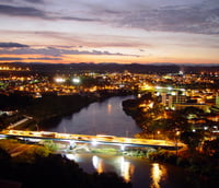 Vista urbana de Jacareí SP, com rio e área urbana ao fundo