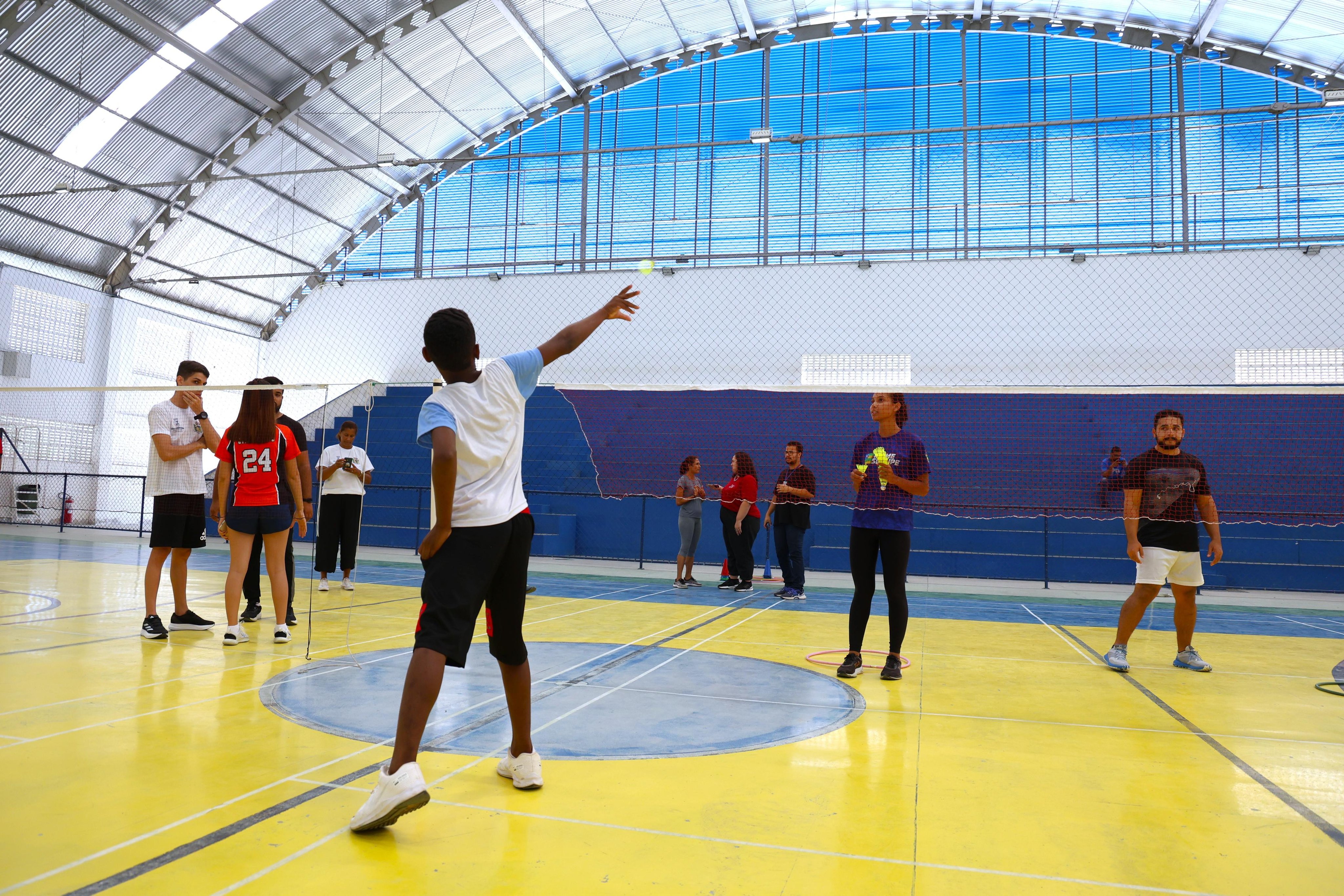 Aula prática de Educação Física em quadra poliesportiva
