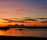 Pôr do sol no Rio Negro, em São Gabriel da Cachoeira AM, com vegetação amazônica.