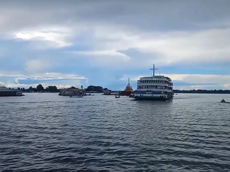 Vista aérea de Tefé AM, com o Lago Tefé e o Rio Solimões; barcos regionais e a faixa urbana ao fundo