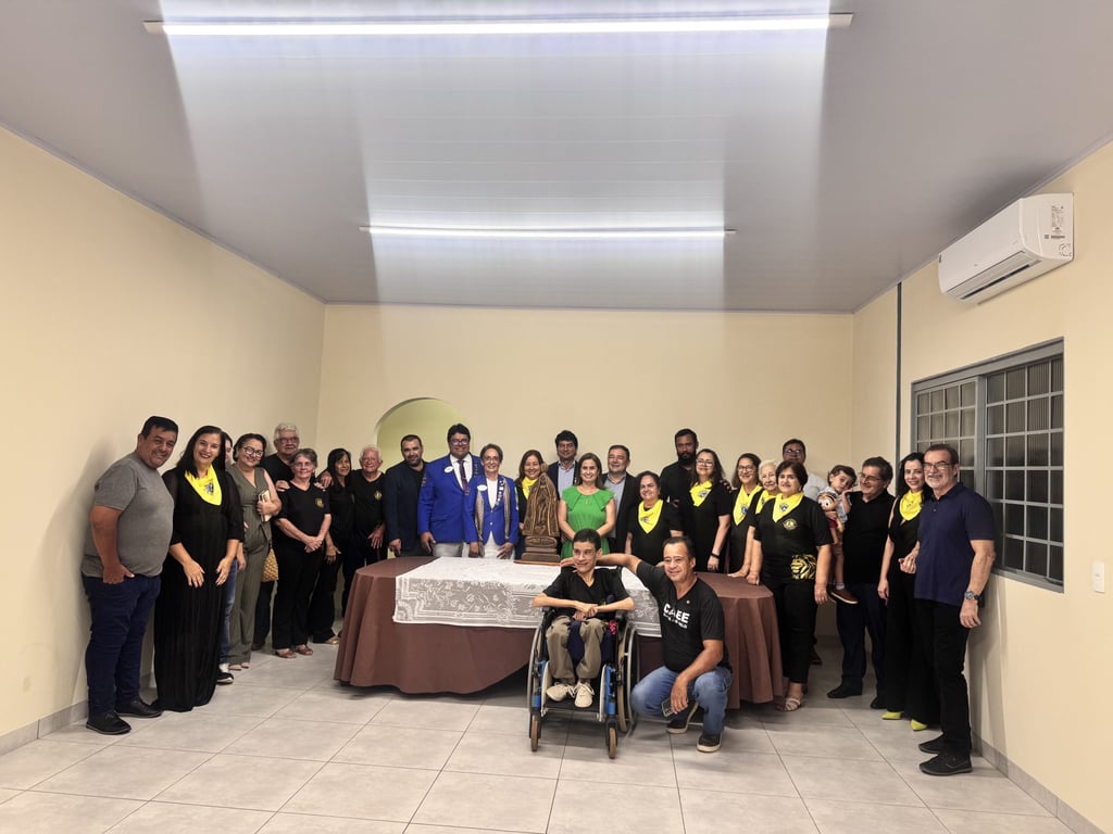 Ambiente educacional com turma em aula