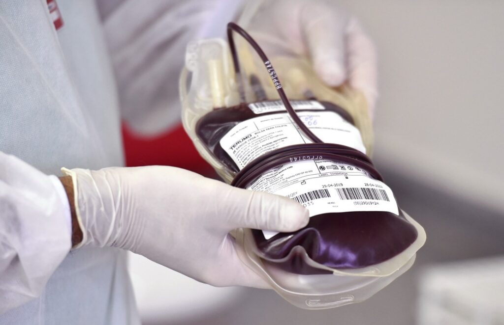 Doação de sangue e equipe técnica da rede pública de hemoterapia