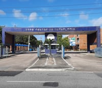 Entrada do campus da Universidade Federal da Paraíba em João Pessoa, com jardins e edifícios acadêmicos ao fundo.