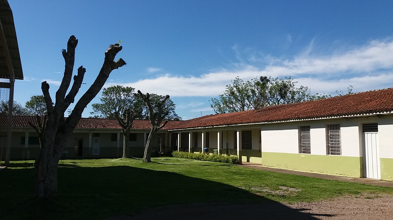 Fachada do IFRS Campus Vacaria sob céu azul, com pessoas circulando