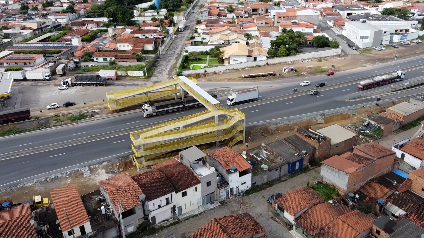 Vista aérea de Milagres CE, com a BR-116 cortando a área urbana