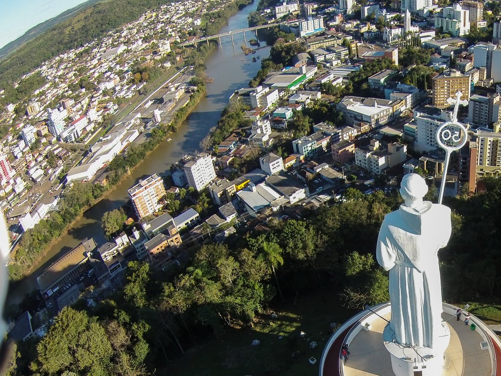 Vista aérea de Herval d’Oeste e Joaçaba com o Rio do Peixe ao fundo